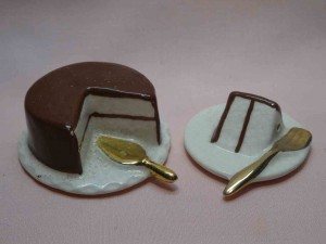 Arcadia miniature chocolate cake & slice salt and pepper shakers