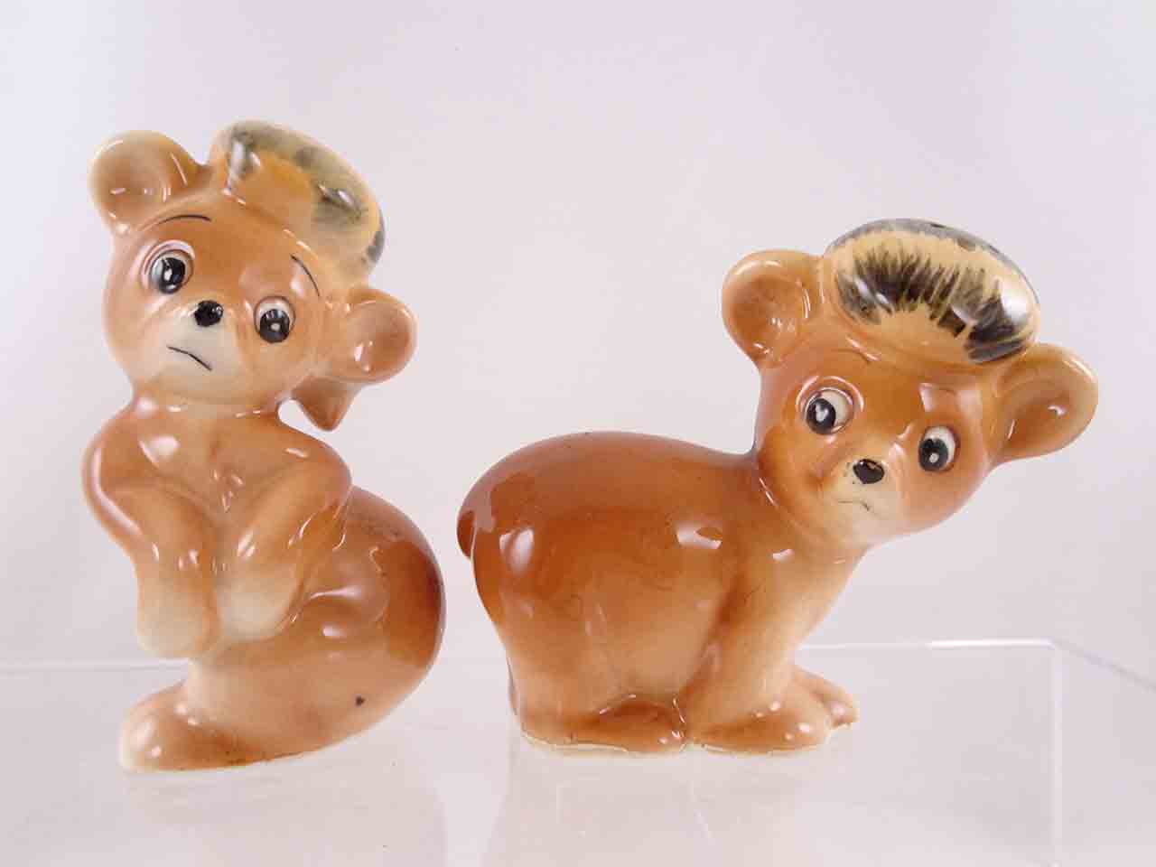 Bears wearing Davy Crockett-like coonskin / raccoon hats salt and pepper shakers