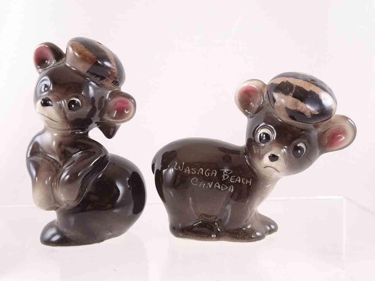 Bears wearing Davy Crockett-like coonskin / raccoon hats salt and pepper shakers