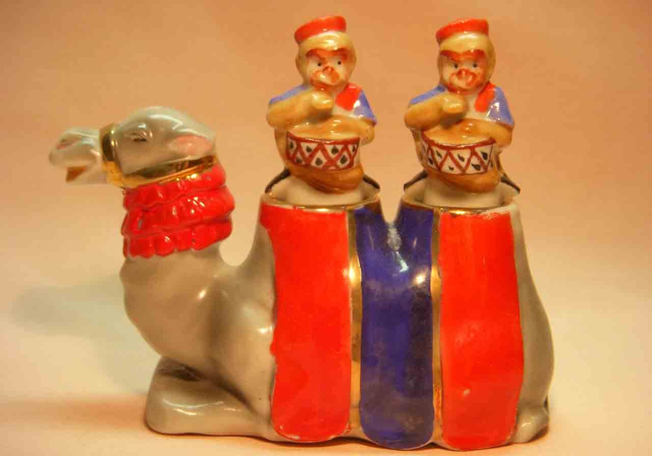 Camel with monkeys nodder salt and pepper shaker