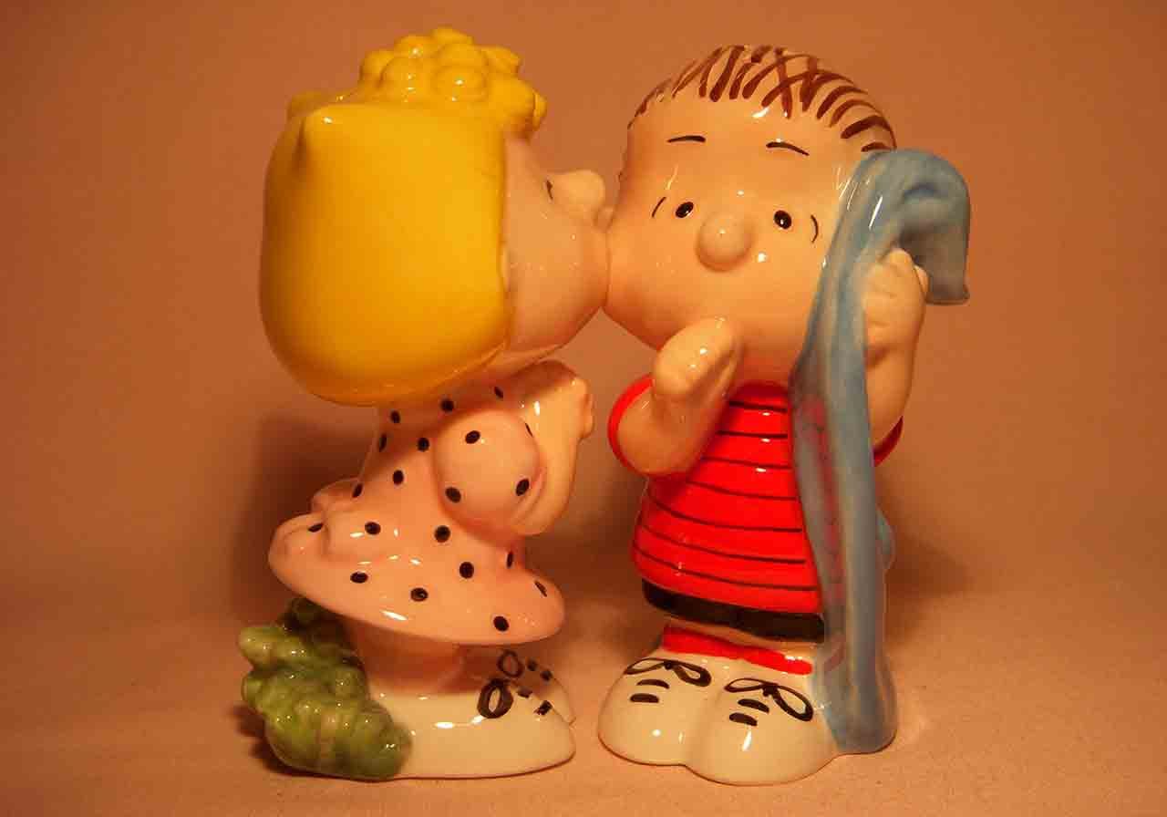 Kissers Peanuts characters Lucy kissing Linus salt and pepper shaker
