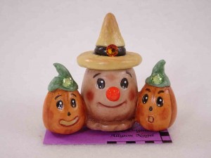 Allyson Nagel miniature one piece holiday salt and pepper shakers - Halloween scarecrow and pumpkins