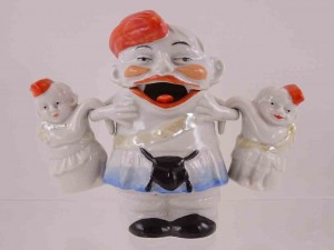 Germany condiment - Scottish man with kids hanging from arms salt and pepper shakers