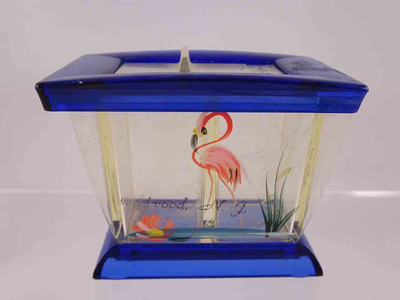 Plastic one piece fish tank with flamingo salt and pepper shakers