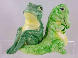 Sigma alligator with frog salt and pepper shakers