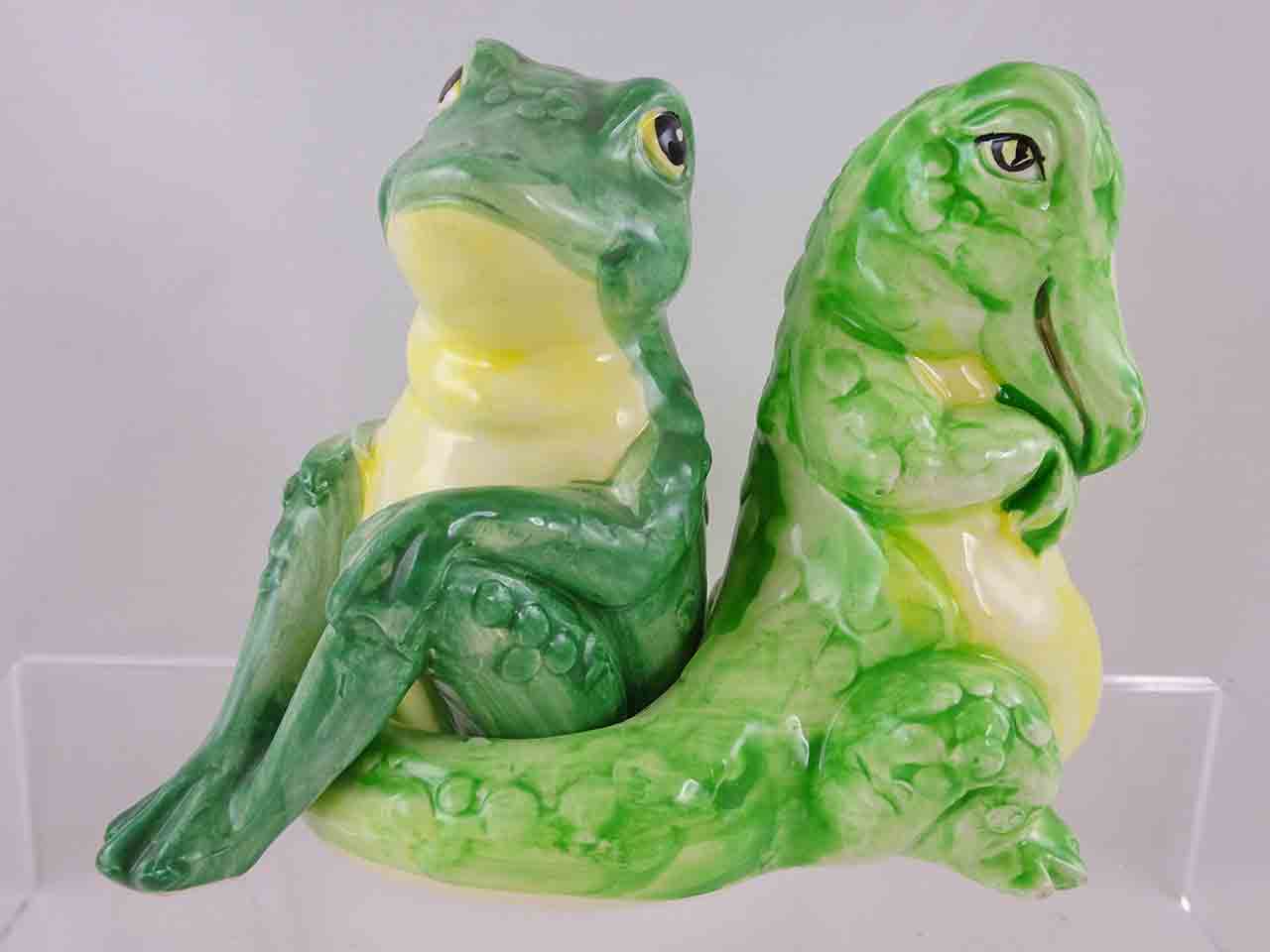 Sigma alligator with frog salt and pepper shakers