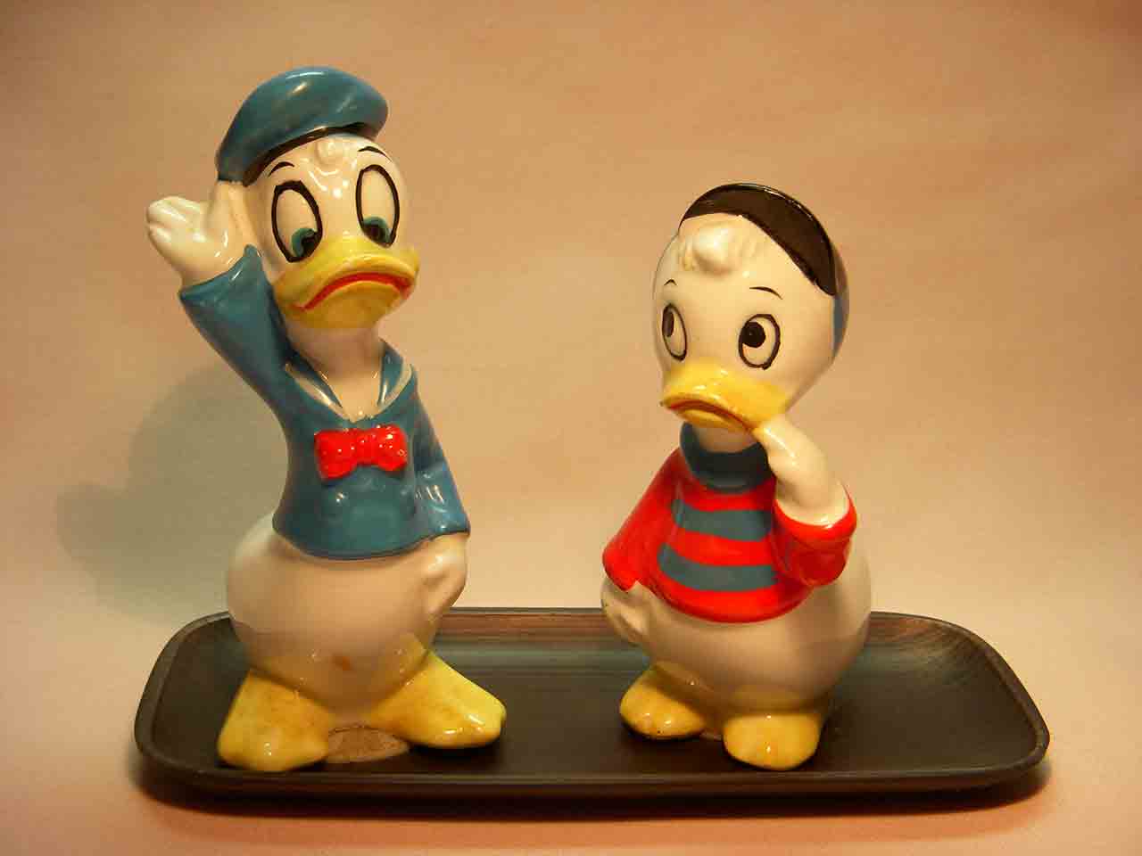 Vintage Enesco series of Walt Disney characters on trays - Donald Duck and his nephew