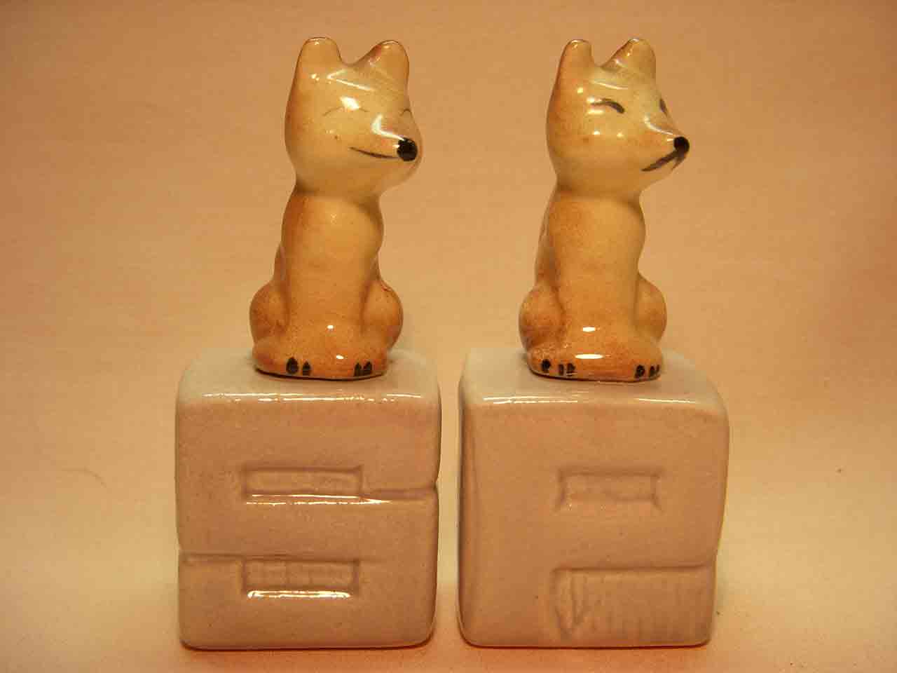 Animals on S&P letters salt and pepper shakers - Foxes