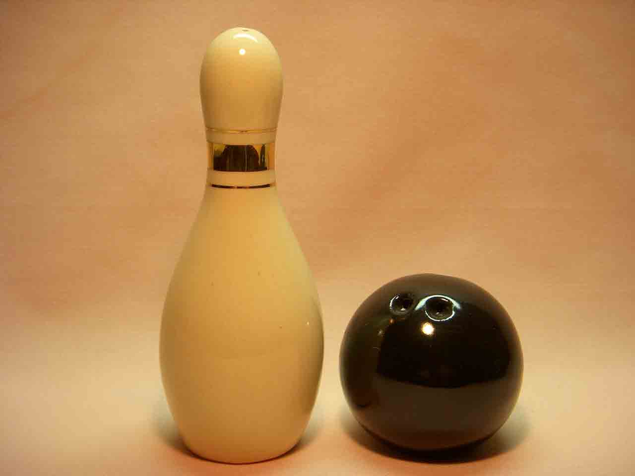 Vallona Starr ten pin and bowling ball salt and pepper shakers